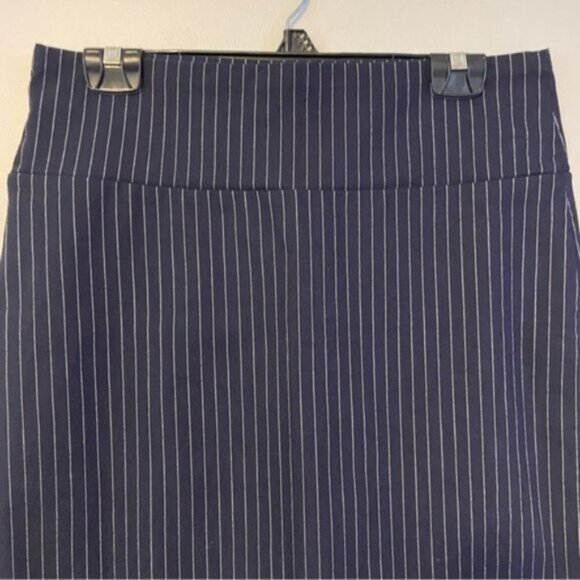 NEW Artizan Robin Barre Navy Pinstripe Stretch Pencil Skirt Small (bin 1J) - Picture 4 of 5